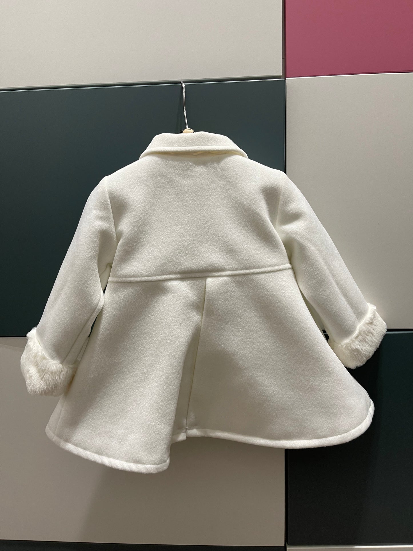 Cappotto bianco con finitura col pelo