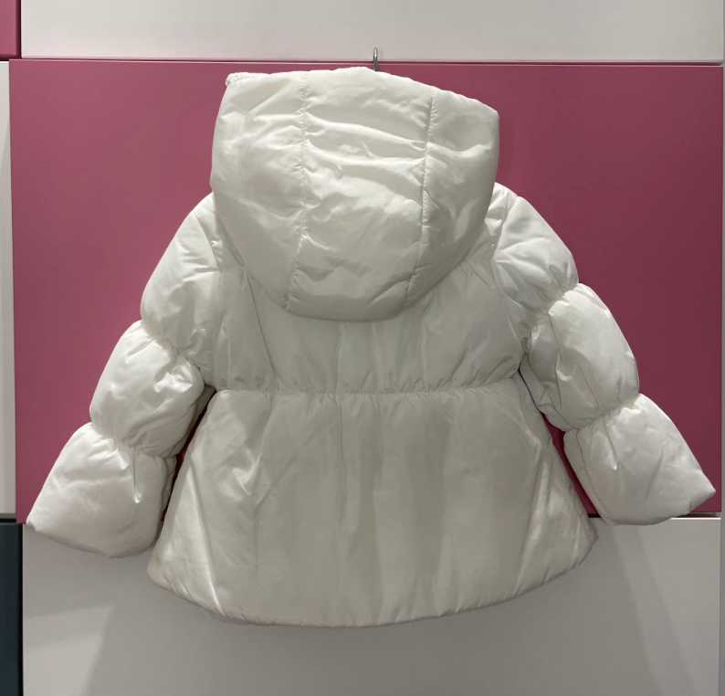 Giubbino bianco con particolare chiusura a fiore