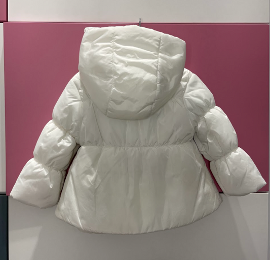 Giubbino bianco con particolare chiusura a fiore