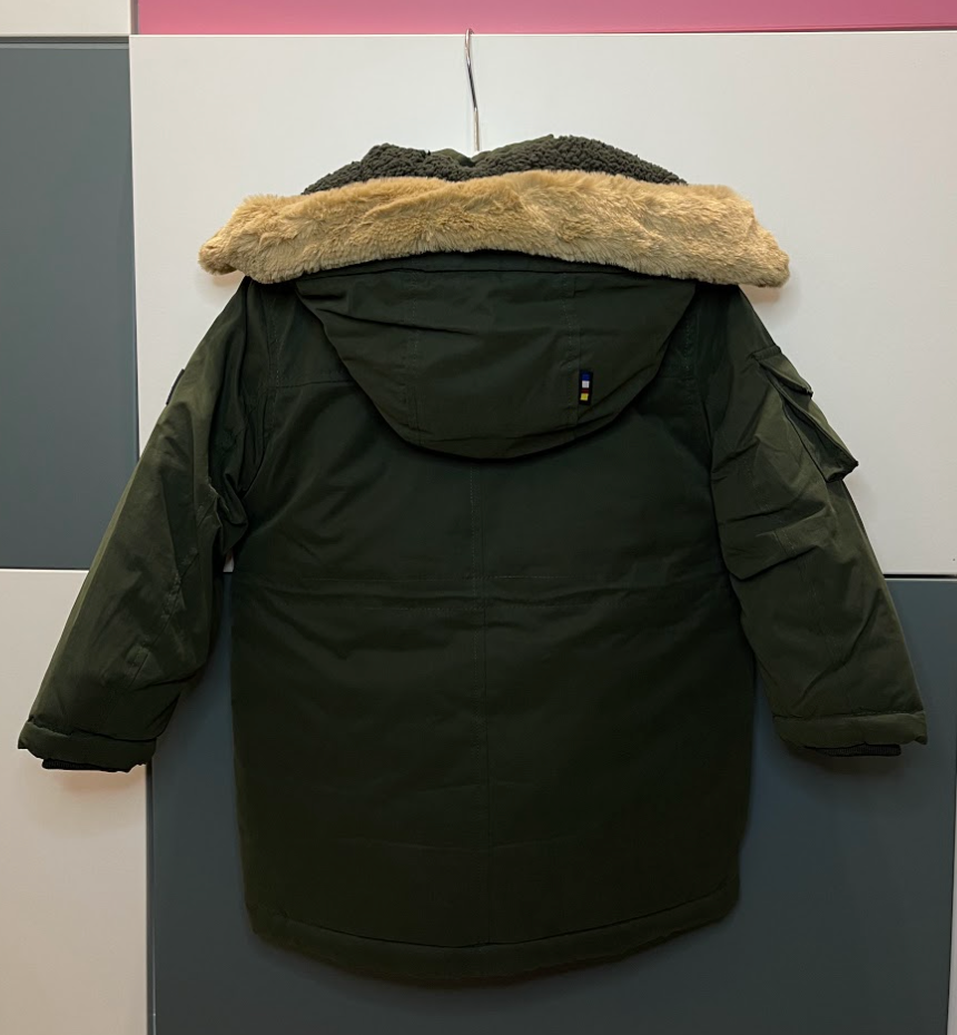 Parka verde con cappuccio con pelo