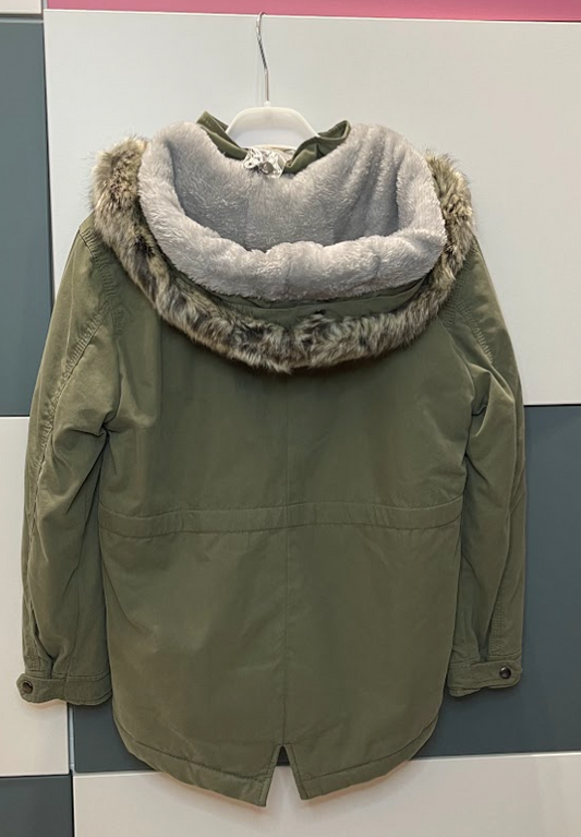 Parka verde con cappuccio grigio col pelo
