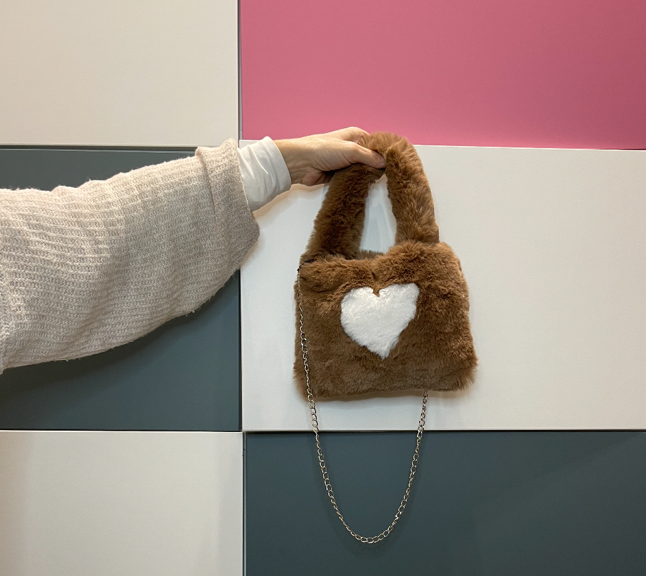Borsetta con dettaglio a cuore (con catenella)